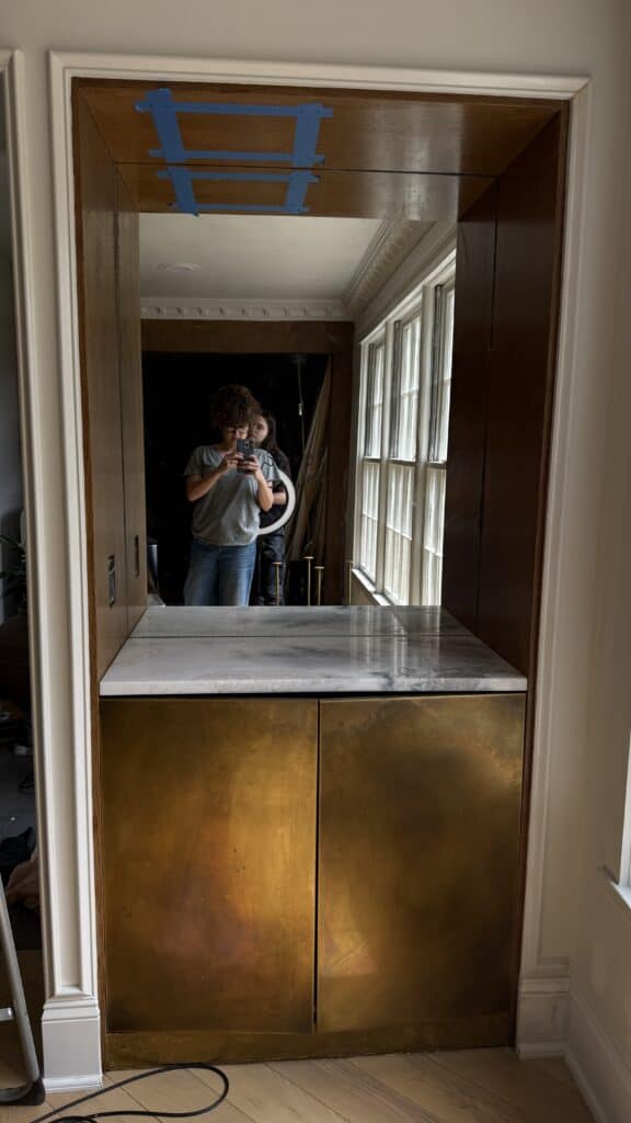built-in-bar-mirror-backsplash